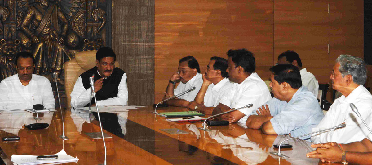 CHIEF MINISTER PRITHVIRAJ CHAVAN & DY CHIEF MINISTER AJIT DADA PAWAR MEETS ALL PARTY LEADER'S AT VIDHAN BHAVAN.