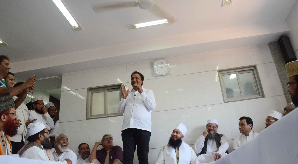 Meeting Organized by Jamia Qadriya Ashrafiya Moulana Syed Moin Miya at Do Tanki on Proposed Mumbai D.P. Plan 2034 in Chief Presence of BJP Mumbai President & MLA Ashish Shelar.