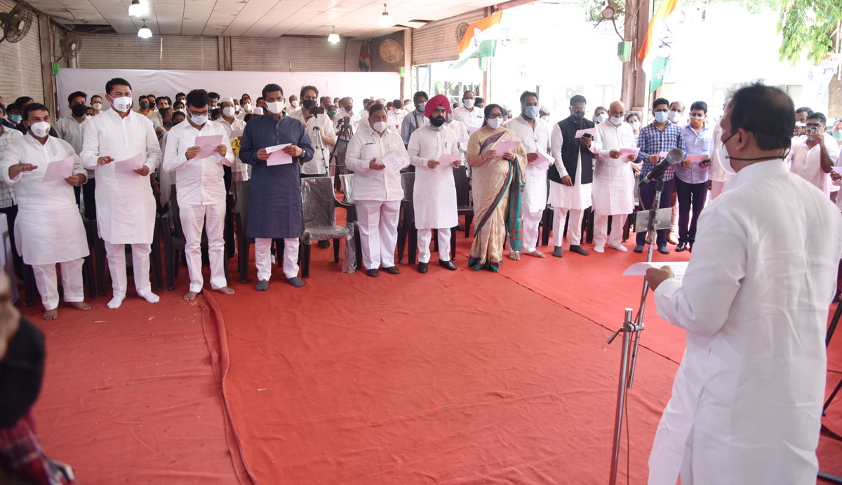 Congress Party Leaders Paying Tribute to Former Prime Minister Rajiv Gandhi on his Death Anniversary.