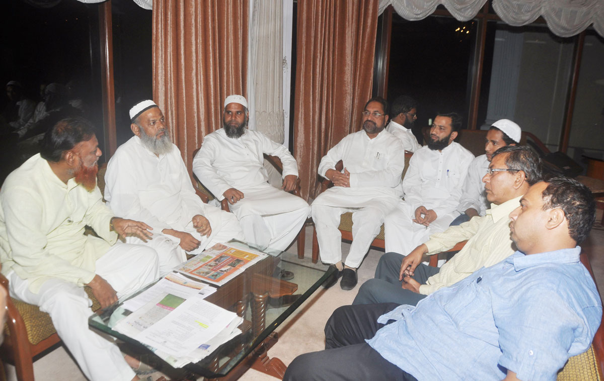 MLC.HUSAIN DALVAI MEETS RAZA ACADEMY MEMBER AT SAHYADRI GUEST HOUSE.