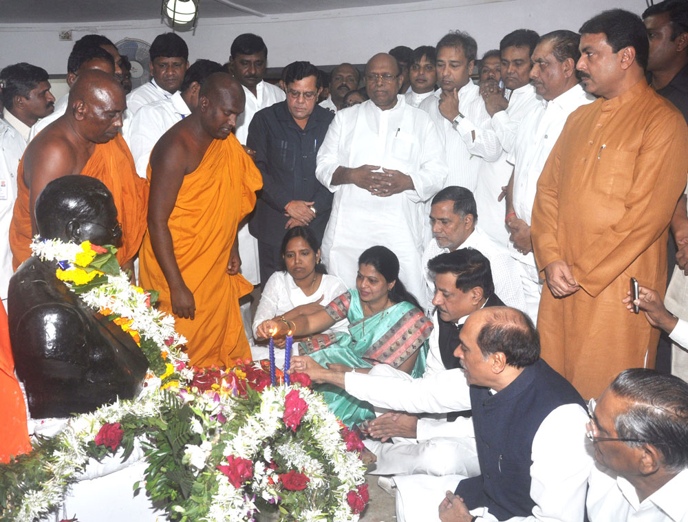 CHIEF MINISTER PRITHVIRAJ CHAVAN ,MPCC PRESIDENT MANIKRAO THAKARE,MRCC PRESIDENT KRIPASHANKAR SINGH TRIBUTE TO DR. BABASAHEB AMBEDKAR ON HIS 54th MAHAPARINIRVAN DIN AT CHAITYA BHUMI DADAR.