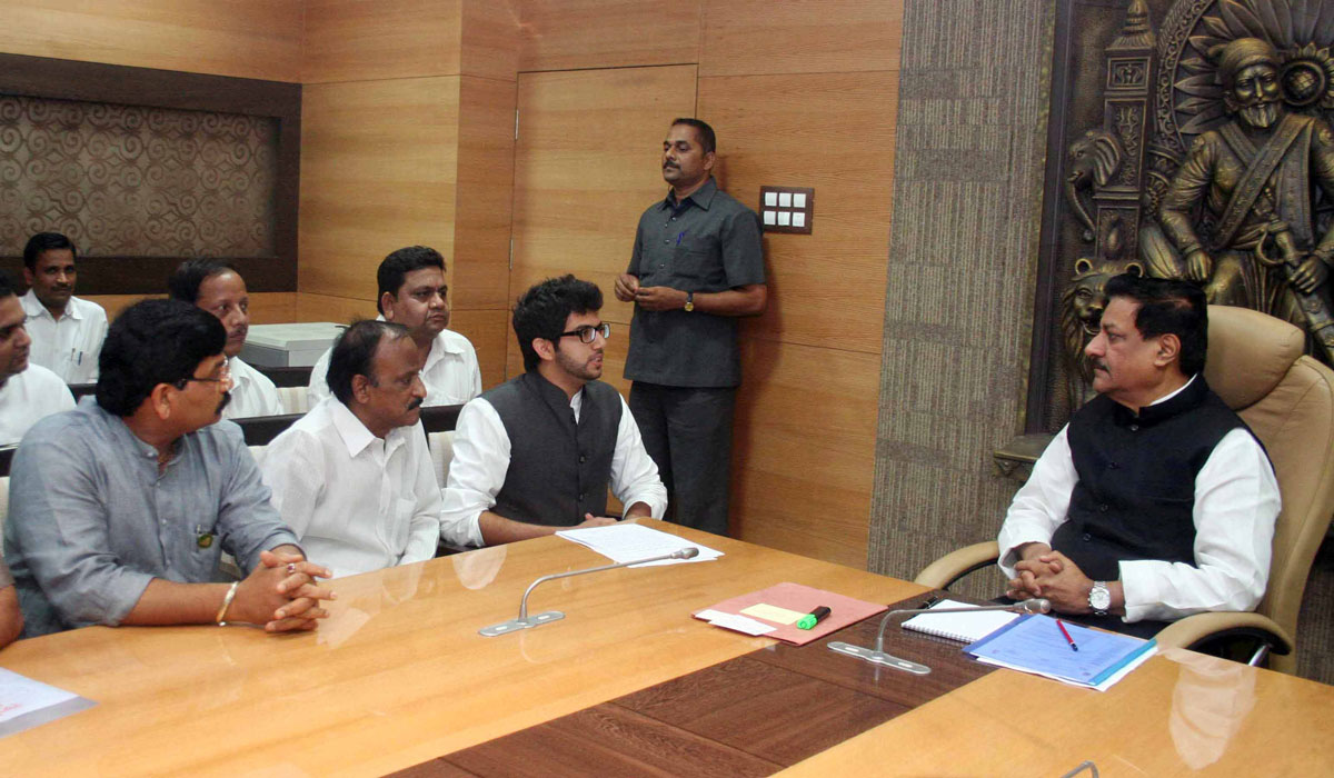 UNION MINSTER FOR STATE SHRI.GURUDAS KAMAT, MINISTER MADHUKAR CHAVAN, MININISTER RAJENDRA GAVIT IN ADIVASHI PADA AAREY COLONY.