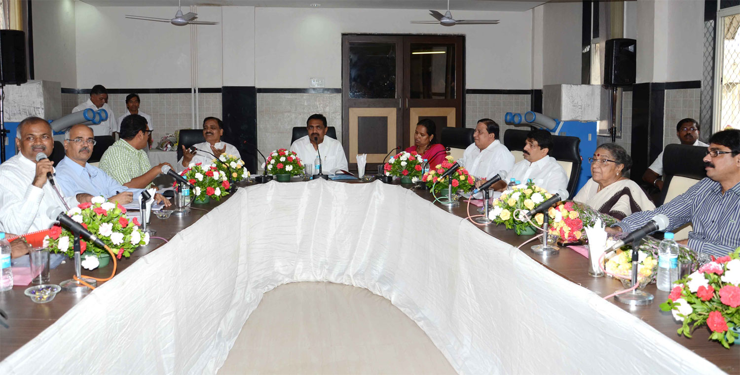 MINISTER JAYANT PATIL, MINISTER VARSHA GAIKWAD & ALL PARTY MLA MEETING AT J J HOSPITAL.