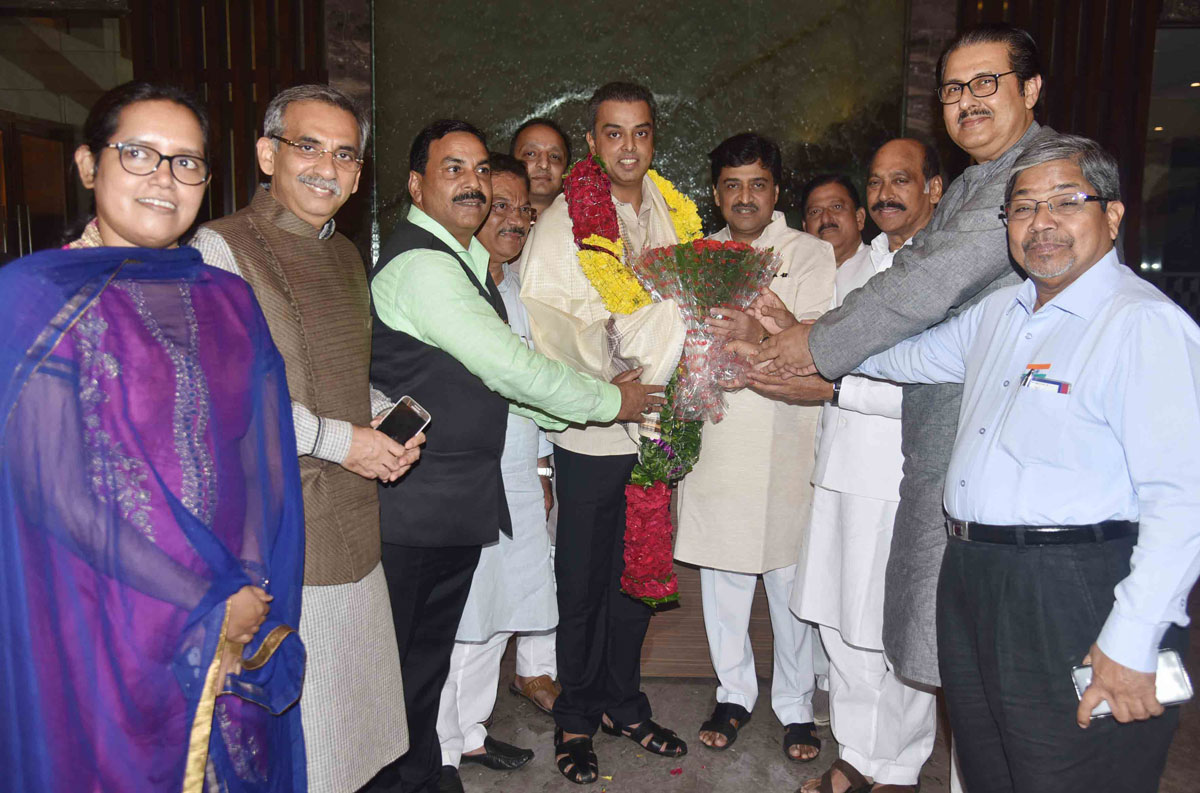 Mumbai Congress MLA's & MLC's felicitate Milind Deora.