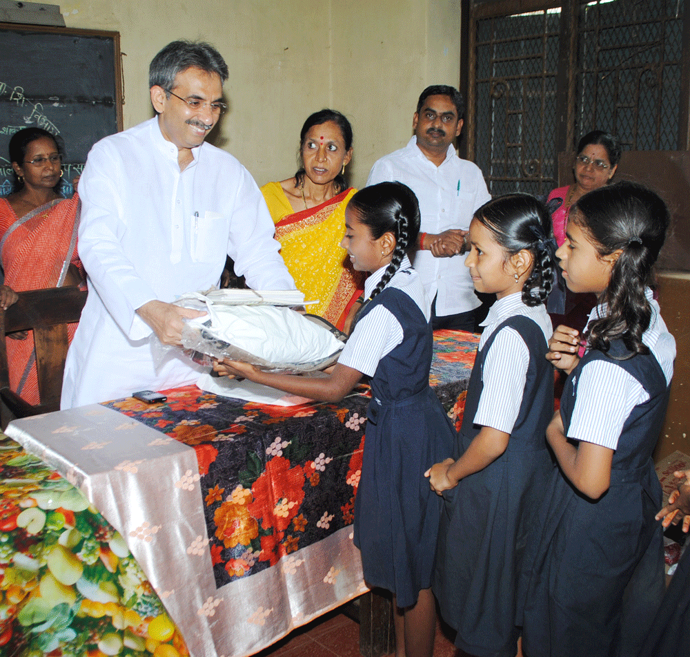 M.L.A.AMIN PATEL IN MUNCIPAL SCHOOL AT KAMATHIPURA