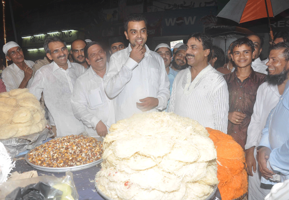 MP.MILIND DEORA ON ROUND AT LATE NIGHT DURING SHAB-E-KADRA MAHE RAMJAN