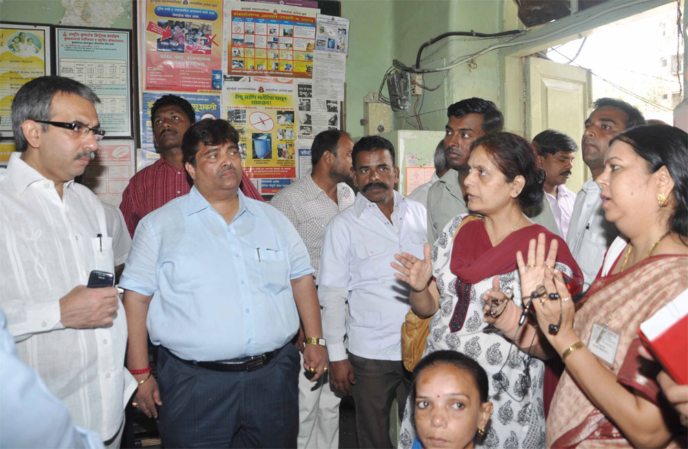 MLA.AMIN PATEL ON ROUND IN MUMBADEVI TALUKA  (SOUTH MUMBAI).