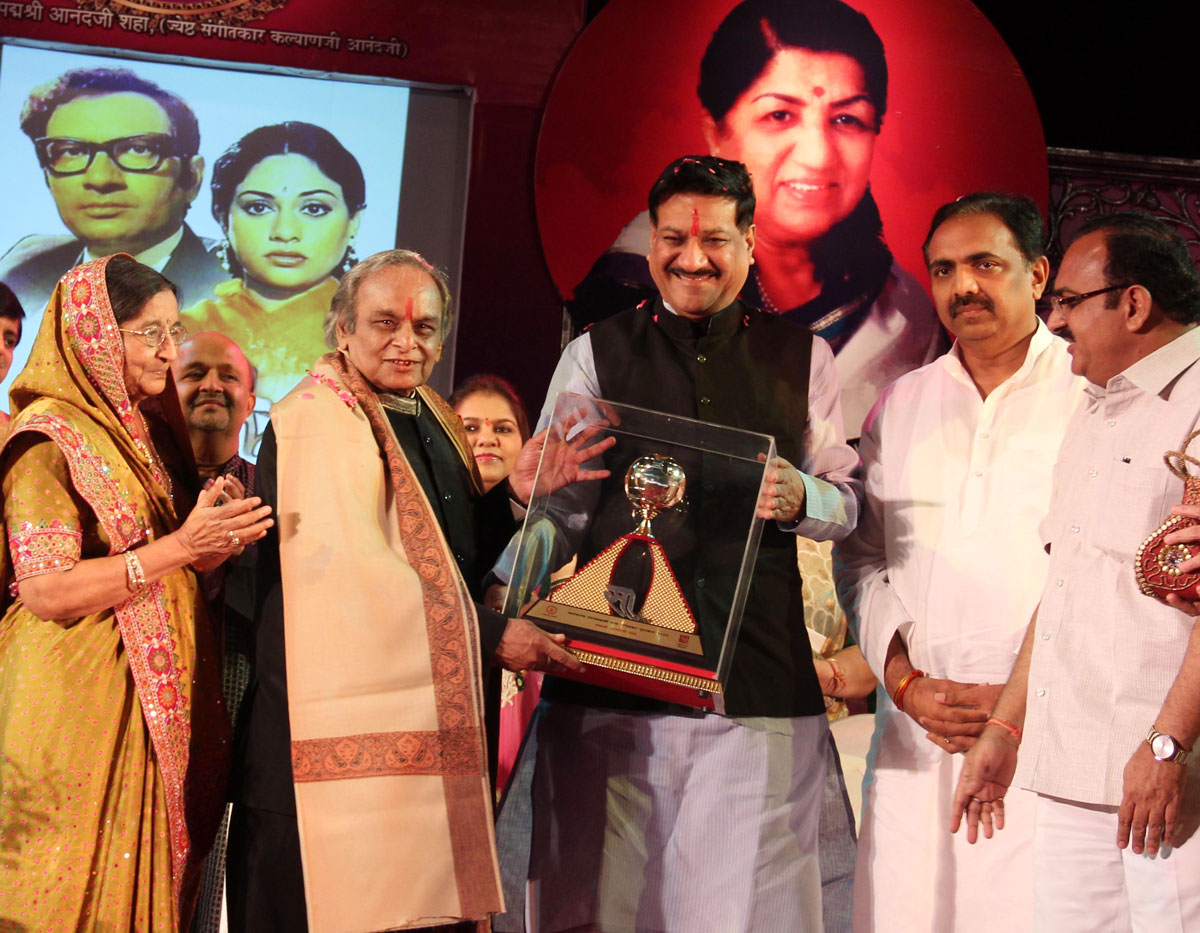 CHIEF MINISTER PRITHVIRAJ CHAVAN AT RAVINDRA NATYA MANDIR ON OCCASION OF LATA MANGESHKAR AWARD CEREMONY.