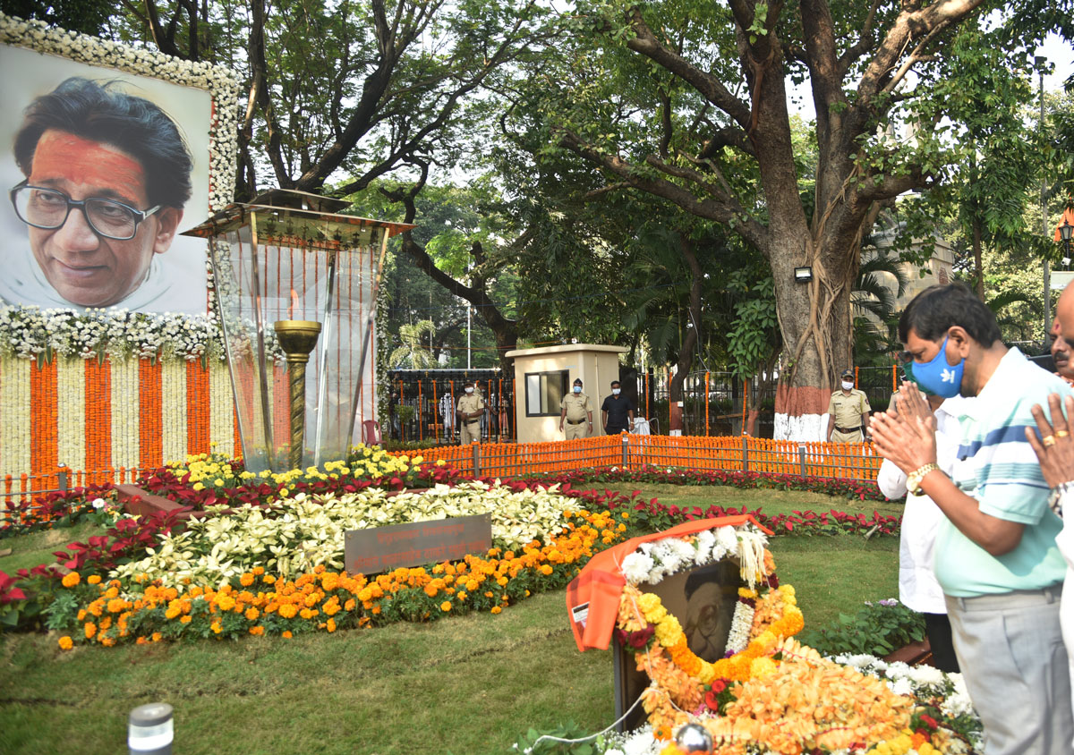 RPI Leader Social Justice Minister Ramdas Athawale Paying Tribute to Shivsena Leader Balasaheb Thackarey at Shivaji Park Dadar.