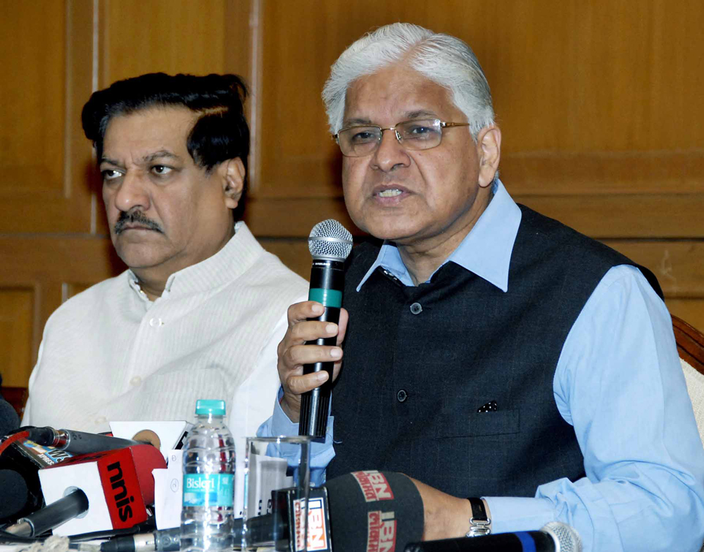 UNION LAW & JUSTICE MINISTER SHRI.ASHWIN KUMAR ADDRESSED TO THE PRESS AT SAHAYDRI GUEST HOUSE.