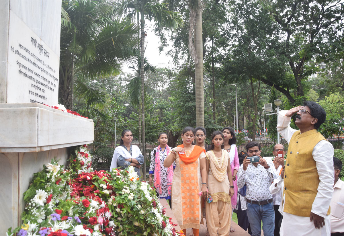 Tribute to Krantveers on August Kranti Din at Auguast Kranti Maidan.
