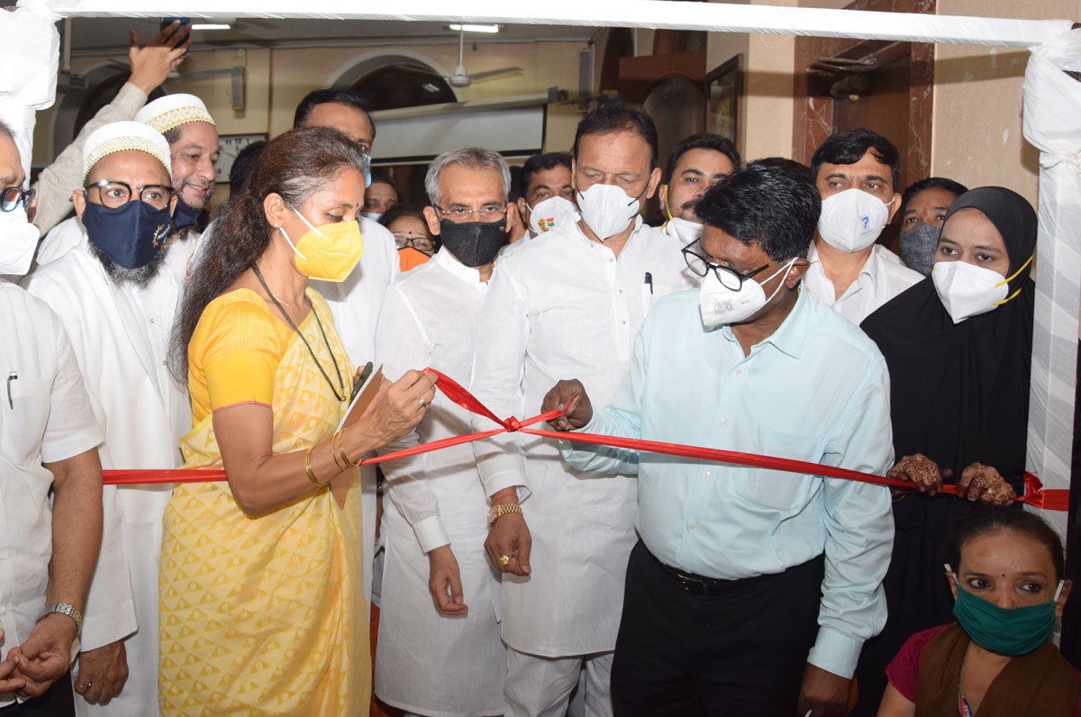 MP Supriyatai Sule ,MP Arvind Sawant & MRCC President & MLA Bhai Jagtap during Covid-19 Vaccination Center inauguration near Minnara Masjid Mohd.Ali Road.