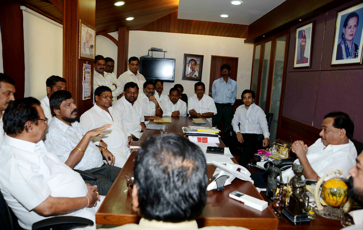 RPI LEADER RAMDAS ATHAWALE & MINISTER NARAYANRAO RANE MEETS AT NYANESHWARI BUNGLOW MALBAR HILL.