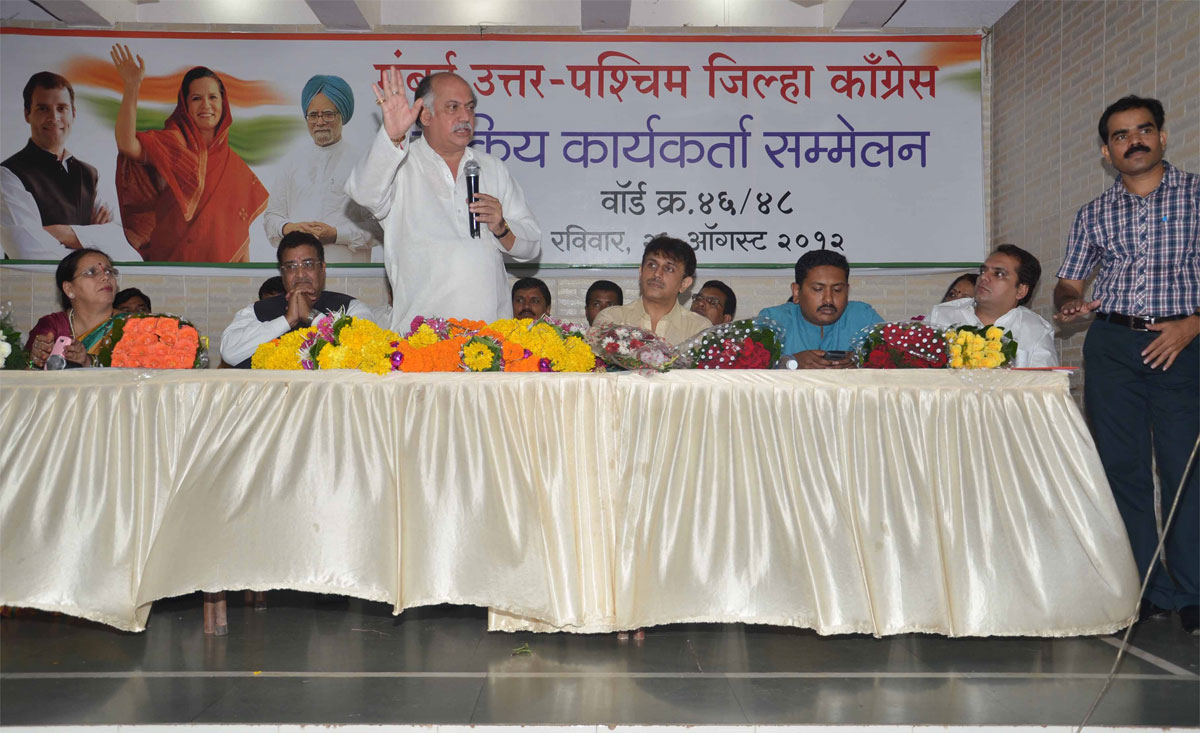 M.P.& EX.UNION MINISTER GURUDAS KAMAT IN CONGRESS PARTY WORKER'S MEETING IN HIS CONSTITUENCY.
