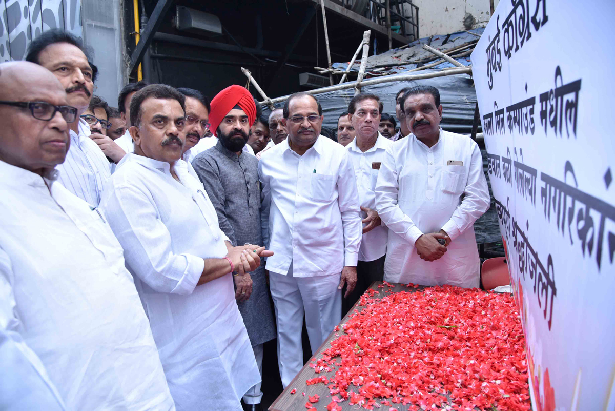 LOP Radhakrishna Vikhe Patil & Mumbai Congress President Sanjay Nirupam Paying Shradhanjali to Fire Victims at Kamla Mill Compound.