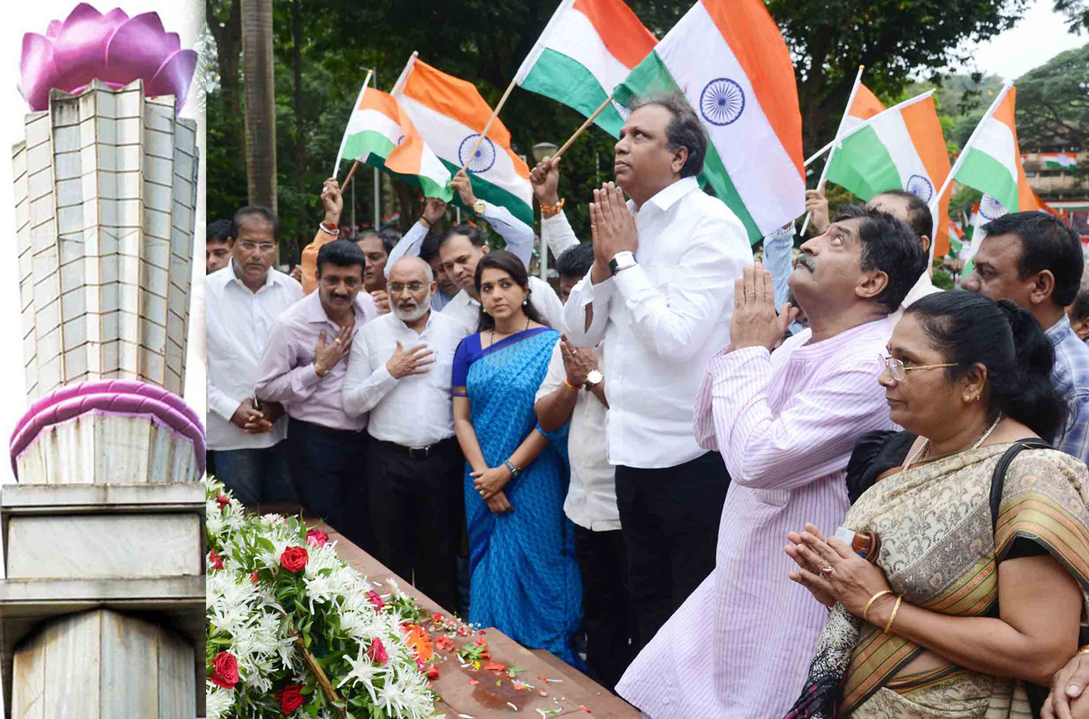 Leader's Paying Homage to Krantiveer's on Occasion of Kranti Din at August Kranti Maidan Gawalia Tank.