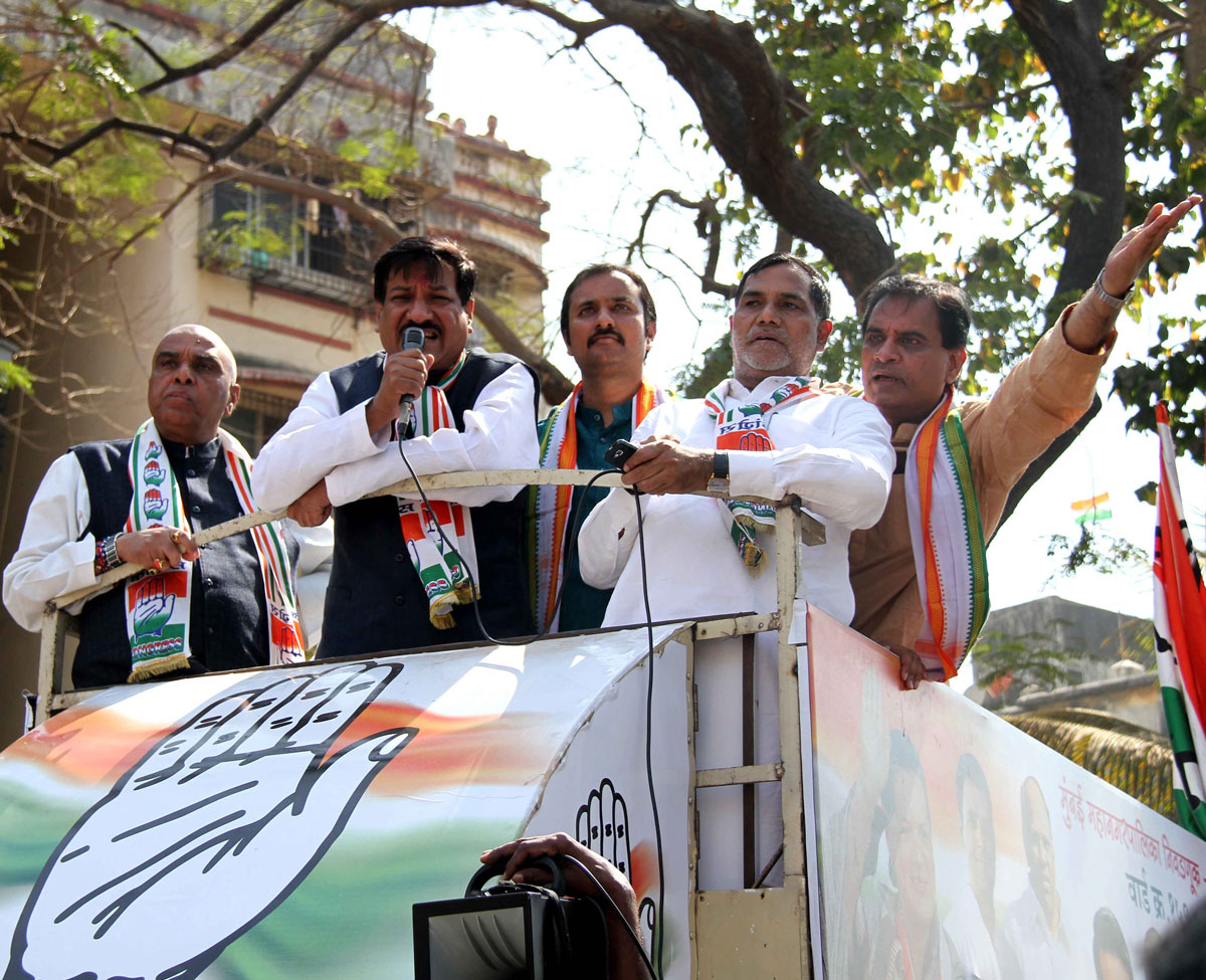 CHIEF MINISTER PRITHVIRAJ CHAVAN & MRCC PRESIDENT KRIPASHANKAR SINGH ROAD SHOW CONGRESS-NCP & PRP CANDIDATE NITESH SINGH AT KURLA.