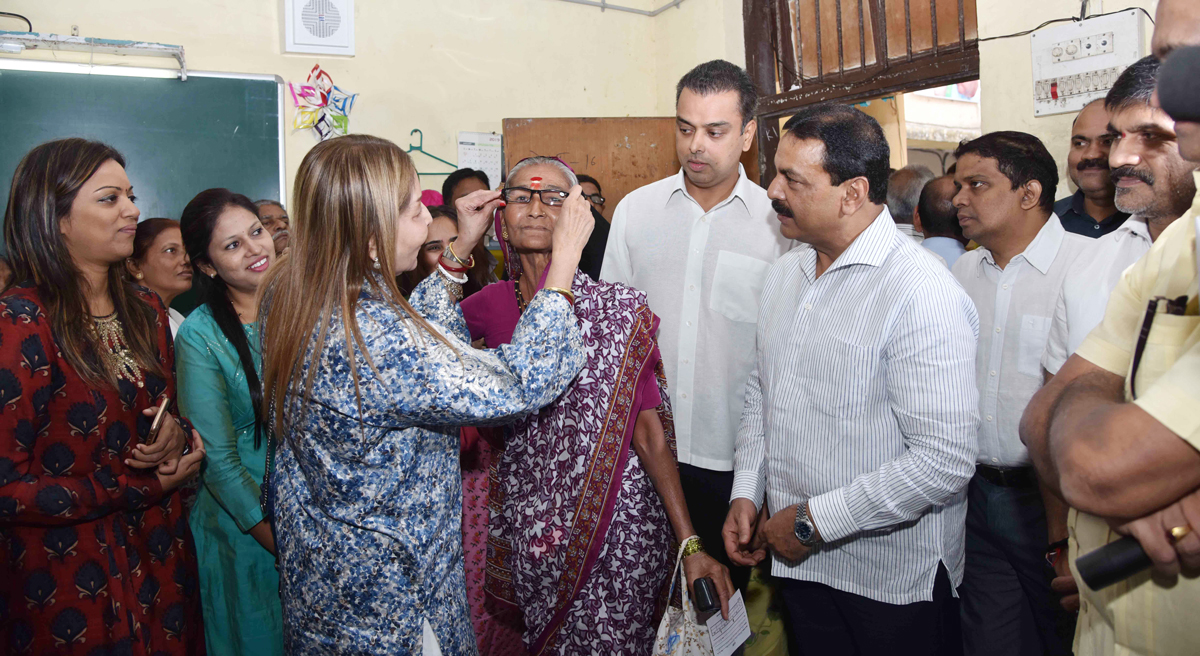 Milind Deora with KARM-87th Free Eye Check Up Camp at Worli.