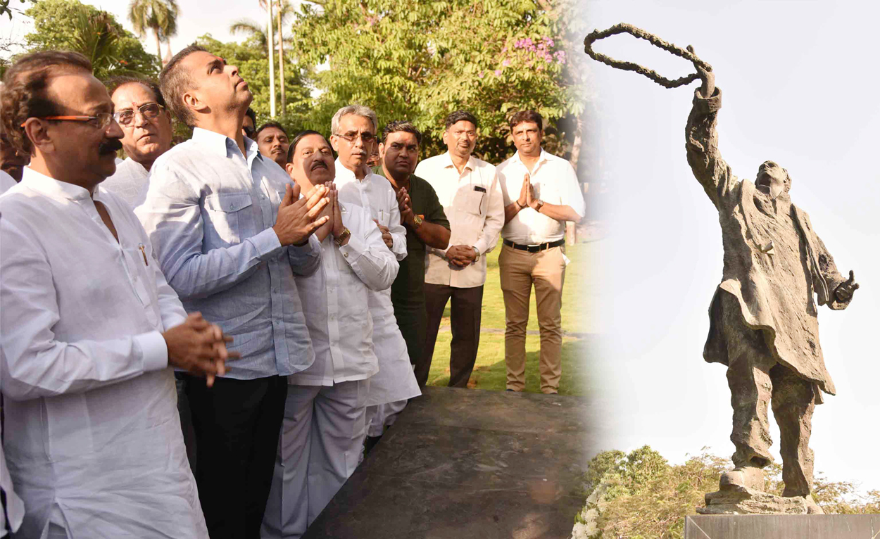 Newly Appointed Mumbai Congress President Milind Deora for Blessing at Bharatratna Late.Rajiv Gandhi Statue, Cooperage Stadium.