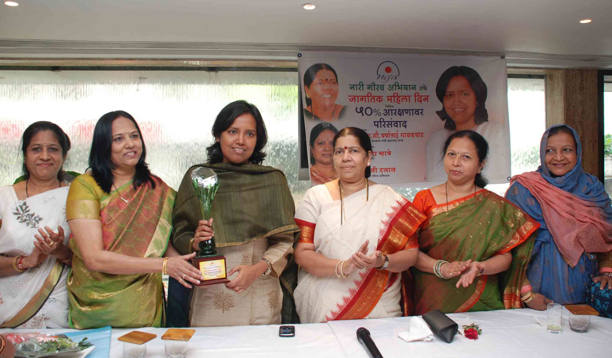 MINISTER VARSHATAI GAIKWAD ON OCCASION INTERNATIONAL WOMEN'S DAY AT NARIMAN POINT.