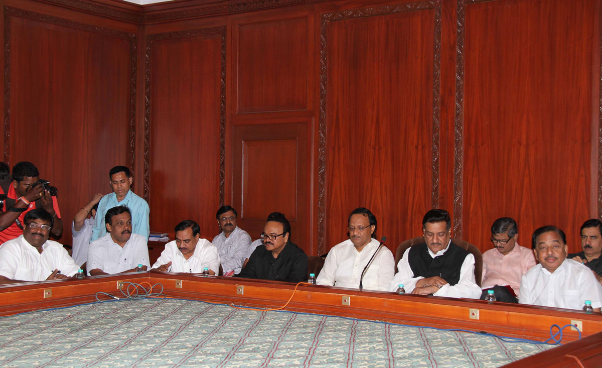 TEA PARTY BY CHIEF MINISTER PRITHVIRAJ CHAVAN DAY BEFORE BUDGET SESSION IN MUMBAI AT SAHAYADRI GUEST HOUSE.