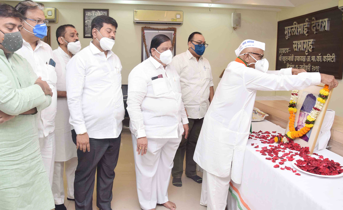 Congress Leaders Paid tribute to Maulana Abul Kalam Azad on his Birth Anniversary at Mumbai Congress Office.