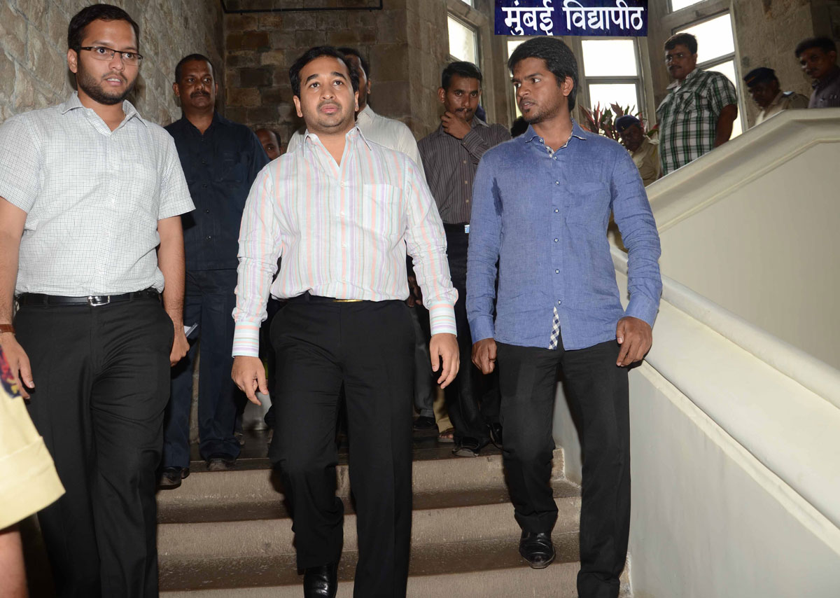 SWABHIMAN SANGHATANA PRESIDENT NITESH NARAYANRAO RANE MEET VC OF MUMBAI UNIVERSITY DR.RAJAN VELLUKAR AT FORT.