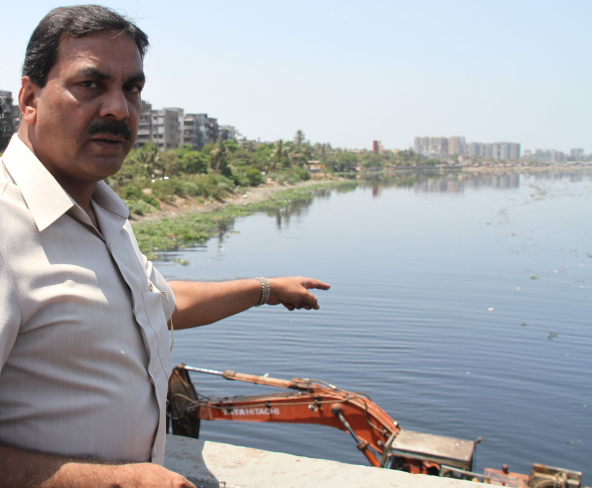 GUARDIAN MINISTER MOHD.ARIF NASIM KHAN WITH MMRDA & BMC OFFICERS VISITED TO SEE THE WORK IN PROGRESS FOR CLEANING OF MEETHI NADI (RIVER) FROM BKC TO KURLA.