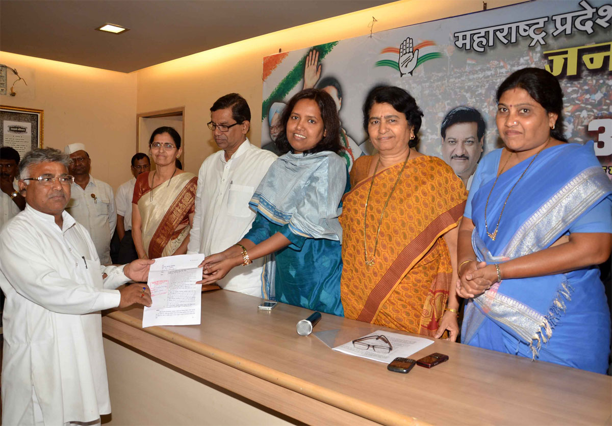 MINISTER VARSHATAI GAIKWAD IN JANTA DARBAR AT GANDHI BHAVAN.
