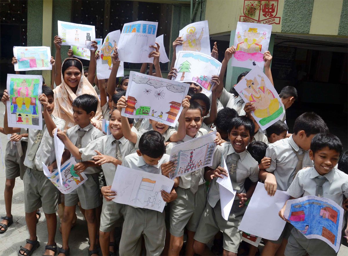 NSUI MUMBAI CITY PRESIDENT HEENA VIJAY KANOJIA ON OCCASION OF 68th BIRTH ANNIVERSARY OF "BHARAT RATNA RAJIV GANDHI" & "EID" ORGANISED DRAWING COMPETITION AT ST.IGANTIUS HIGH SCHOOL  SAT RASTA.