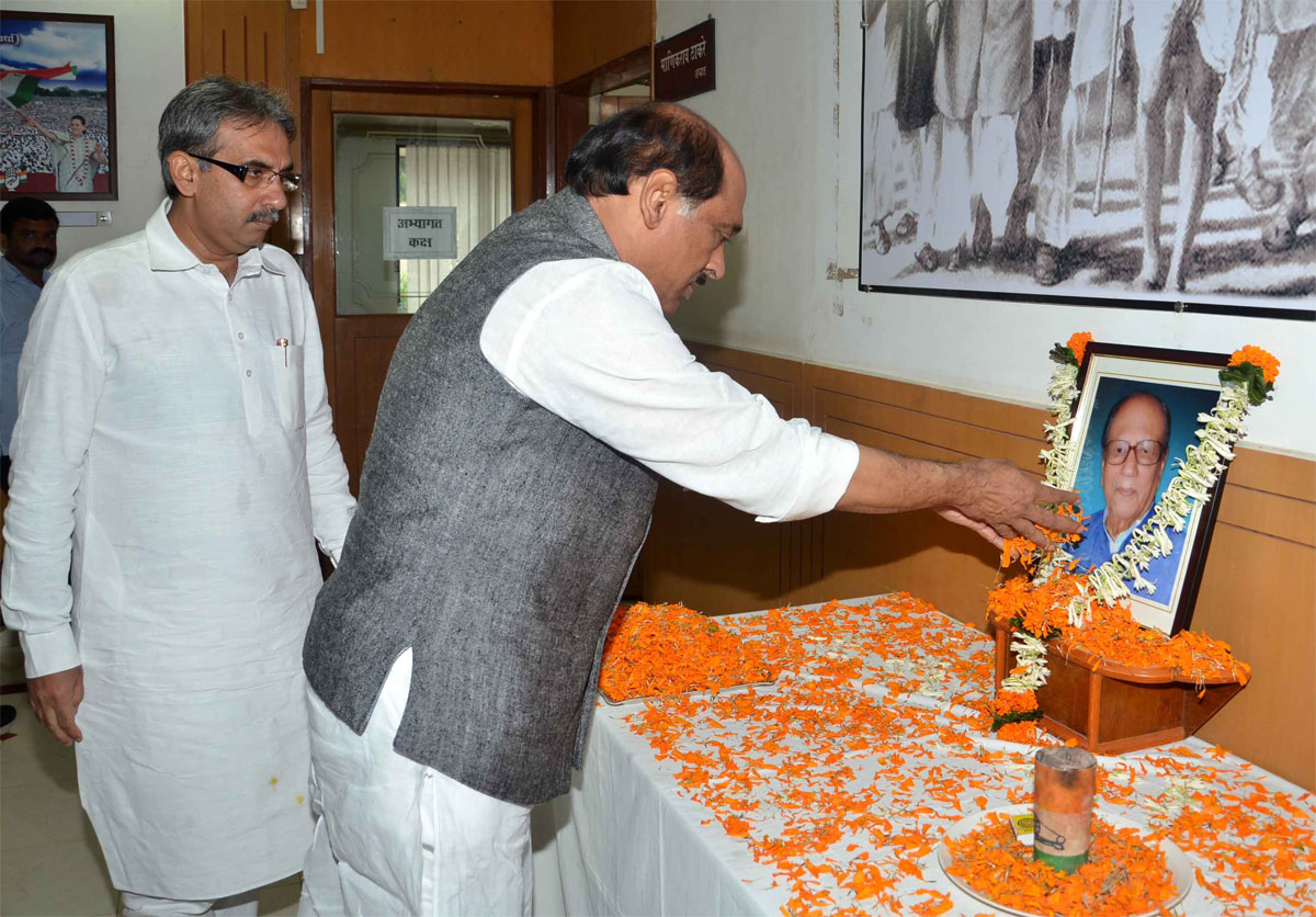 MPCC PRESIDENT MANIKRAO THAKRE PAYING TRIBUTE TO EX.MAHARASHTRA ADDEMBLY SPEAKER LATE.SHANKARRAO JAGTAP AT TILAK BHAVAN DADAR.