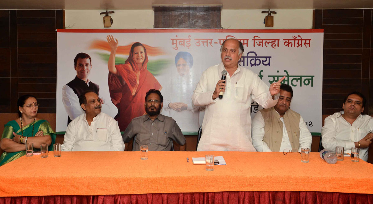M.P.& EX.UNION MINISTER GURUDAS KAMAT IN CONGRESS PARTY WORKER'S MEETING IN HIS CONSTITUENCY AT WARD NO 47 GOREGAON.
