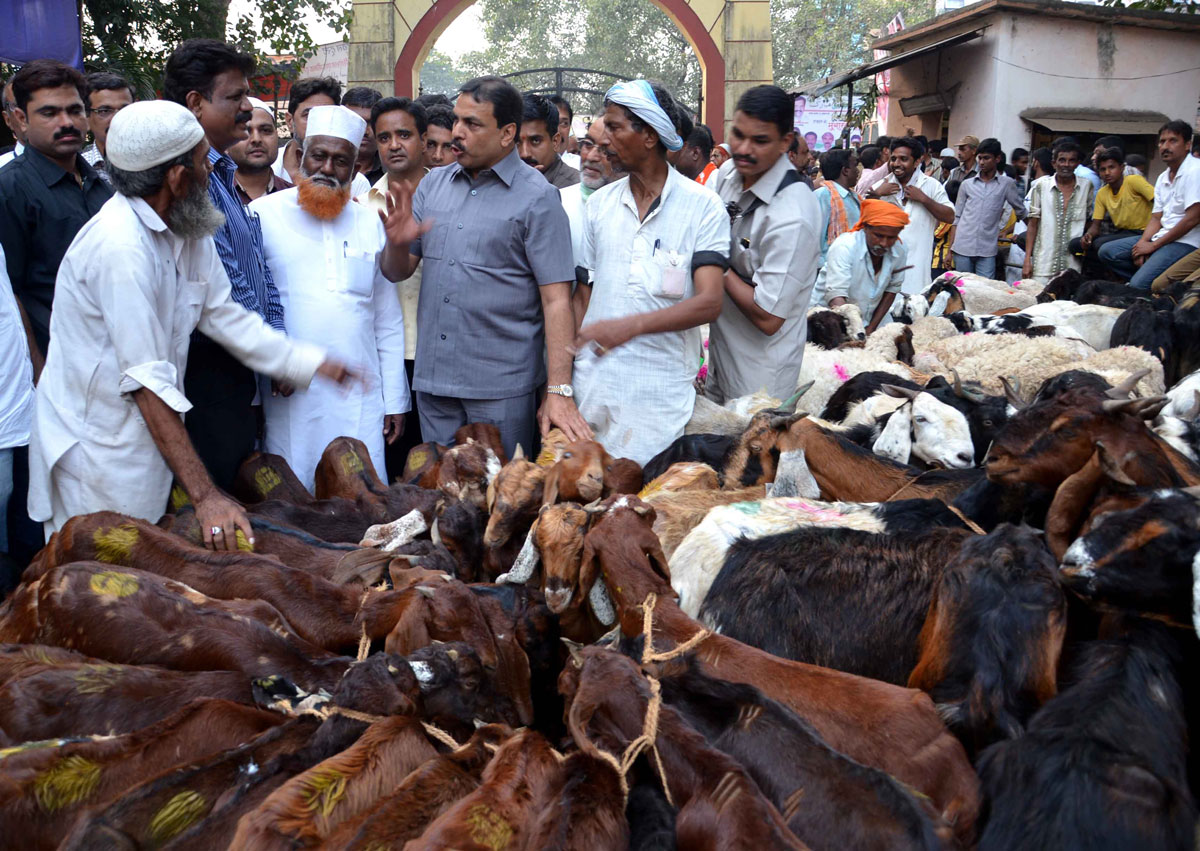 MINISTER MOHD.ARIF NASIM KHAN VISITED DEONAR ABATTIOIR BEEFORE EID-UL-AZHA.