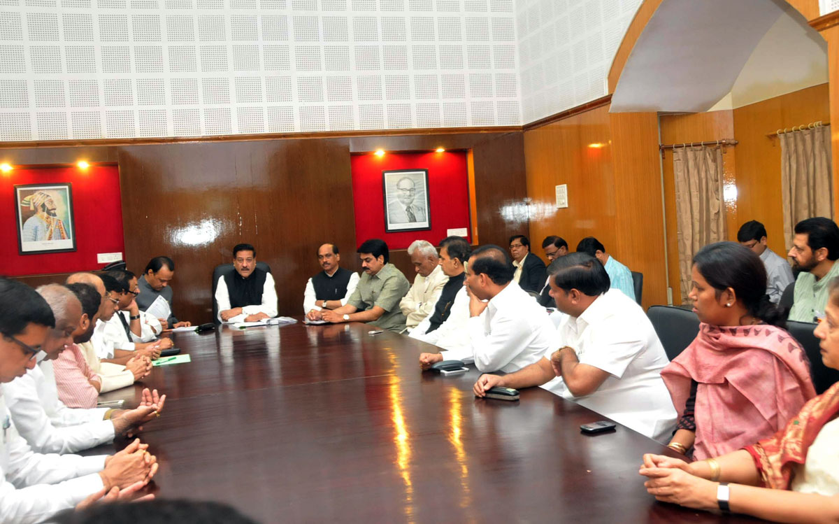 CHIEF MINISTER PRITHVIRAJ CHAVAN WITH HIS MINISTRY TEAM AT NAGPUR WINTER SESSION.