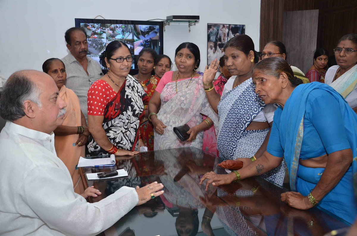 EX.UNION MINISTER & MP.GURUDAS KAMAT AT D.N.NAGAR ANDHERI OFFICE.