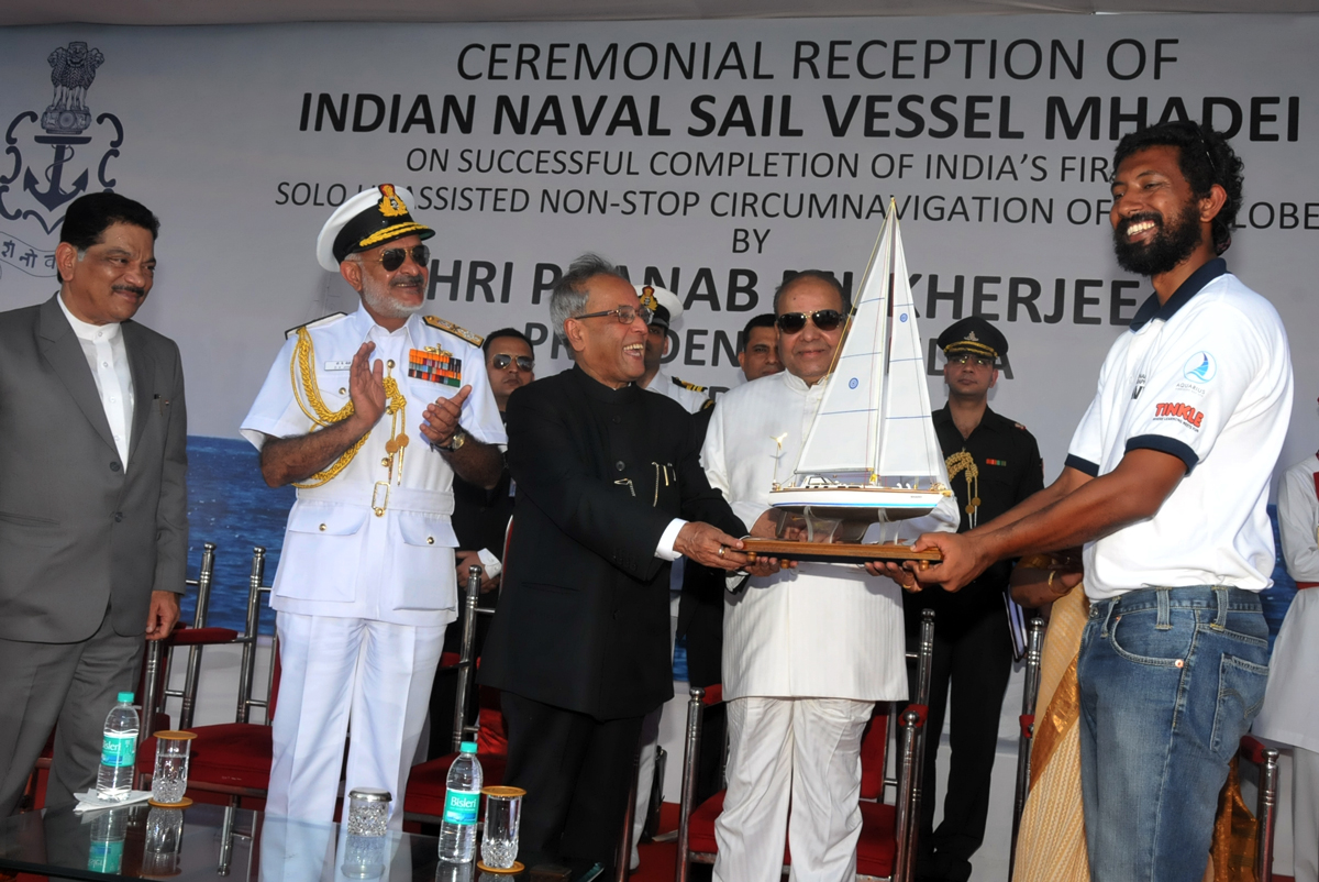 PRESIDENT OF INDIA PRANAB MUKHERJEE & GOVERNOR K.SANKARNARAYANAN AT GATEWAY OF INDIA WELCOMOING Lt.Cdr.ABHILASH TOMY .
