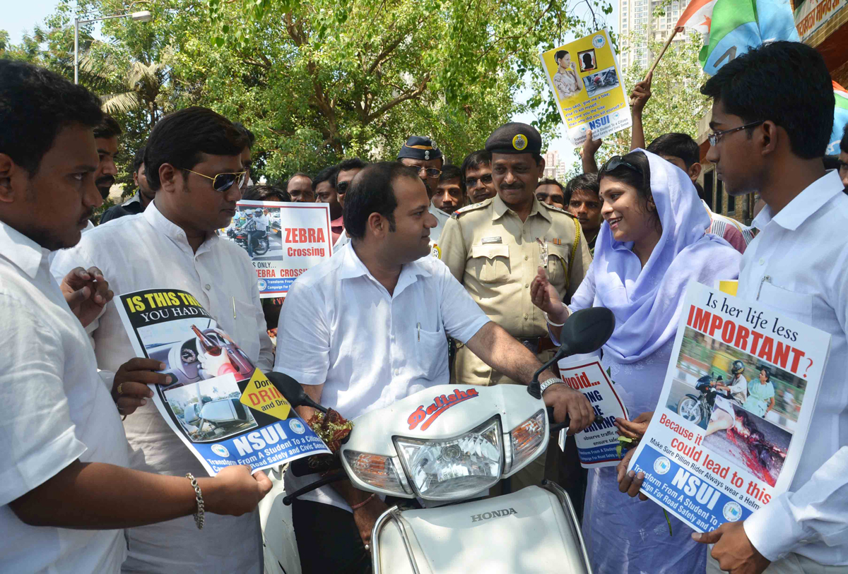 SOUTH MUMBAI NSUI STUDENT CAMPAIGN FOR ROAD SAFETY AT BYCULLA.