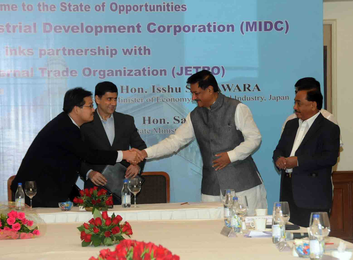 CHIEF MINSITER PRITHVIRAJ CHAVAN, STATE MINISTER OF ECONOMIC AND INDUSTRY GOVT. OF JAPAN MR.ISSHU SUGUWARE & MINISTER OF INDUSTRIES NARAYANRAO RANE AT HOTEL TRIDENT MUMBAI.