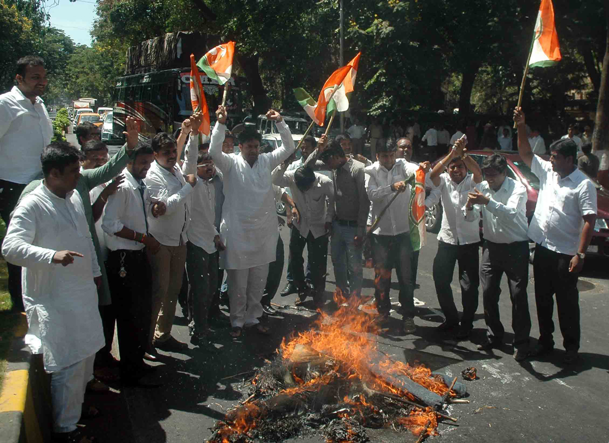YOUTH CONGRESS PROTEST AGANIST PAKISTAN GOVERNMENT AT AZAD MAIDAN ON DEATH OF SARABJIT SINGH IN PAKISTAN.