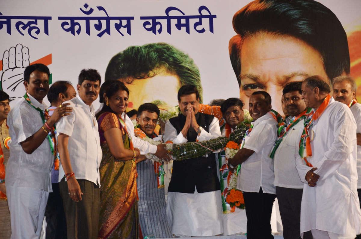 CHIEF MINISTER PRITHVIRAJ CHAVAN,MUMBAI CONGRESS PRESIDENT JANARDHAN CHANDURKAR & MP.SANJAY NIRUPAM ON OCCASION OF NORTH MUMBAI DISTRICT CONGRESS COMMITTEE WORKERS SAMMELAN AT BORIVALI.