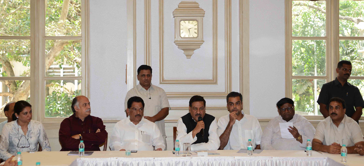 CHIEF MINISTER PRITHVIRAJ CHAVAN & CONGRESS MP's,MLA's & MINISTER's MEETING WITH TRADERS ON ISSUE OF LBT AT SAHYADRI GUEST HOUSE.