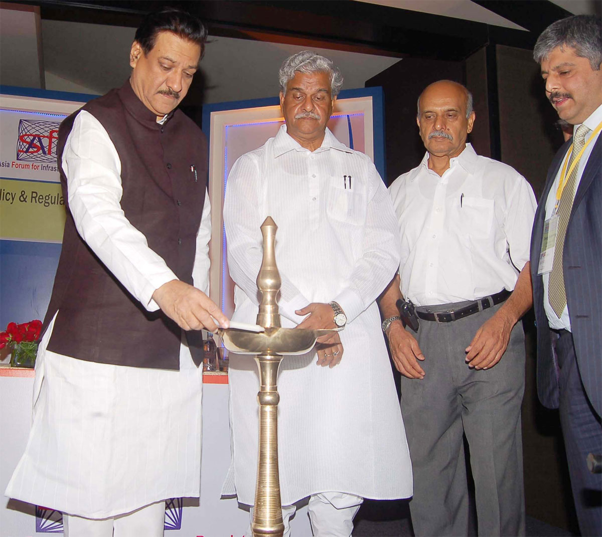 CENTRAL MINISTER FOR COAL SHRIPRAKASH JAISWAL AND CM PRITHVIRAJ CHAVAN AT FOUR SEASON HOTEL WORLI IN MEETING ON ENERGY SECTOR.