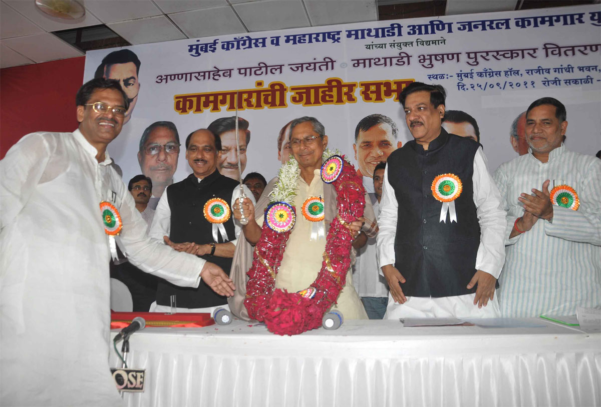 CHIEF MINISTER PRITHVIRAJ CHAVAN ,MPCC OBSERVER MOHAN PRAKASH,MPCC PRESIDENT MANIKRAO THAKRE & MRCC PRESIDENT KRIPASHANKAR SINGH AT  MUMBAI CONGRESS RAJIV GANDHI BHAVAN IN  KAMGAR MELAVA.