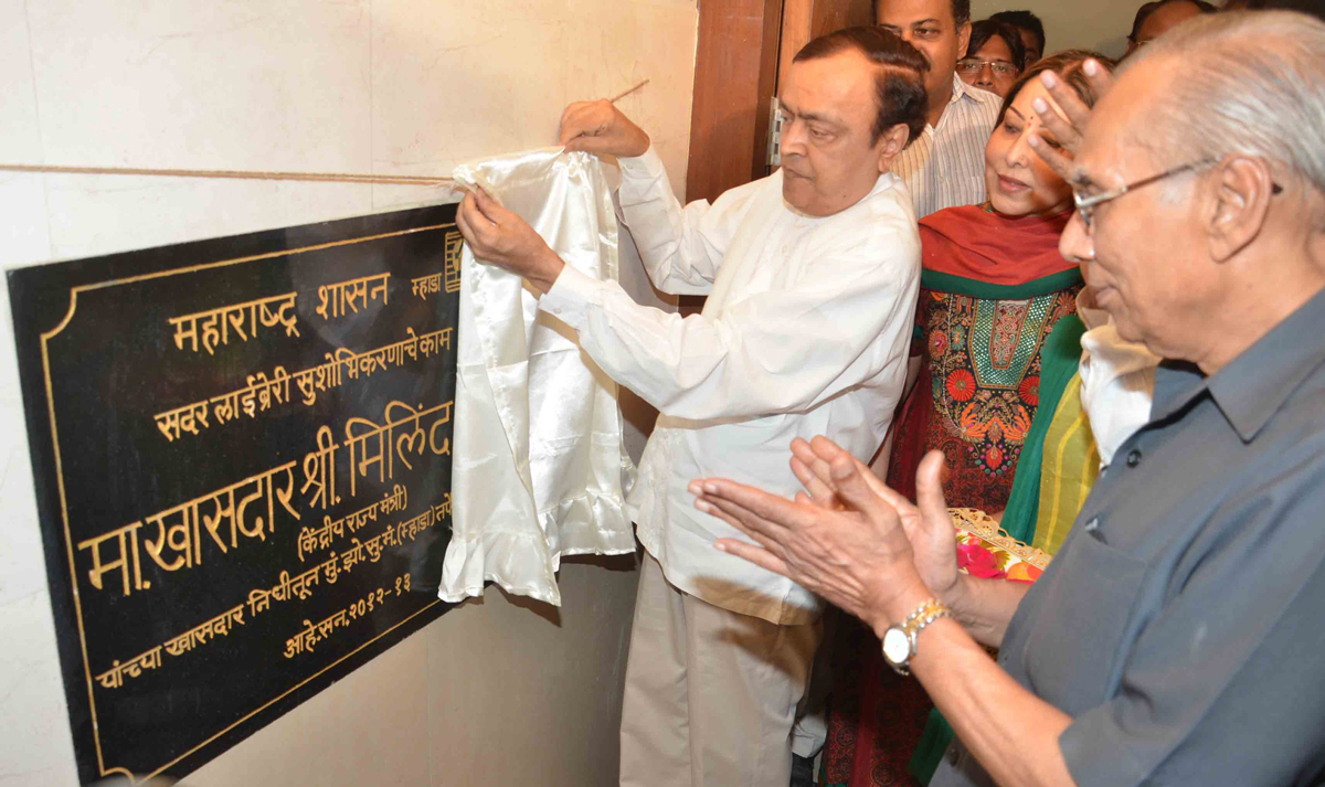 EX.UNION MINISTER & M.P.SHRI. MURLI DEORA & SMT.HEMA DEORA DURING INAUGURATION OF LIBRARY (M.P.FUND) AT MARWADI COMMERCIAL HIGH SCHOOL GIRGAON.
