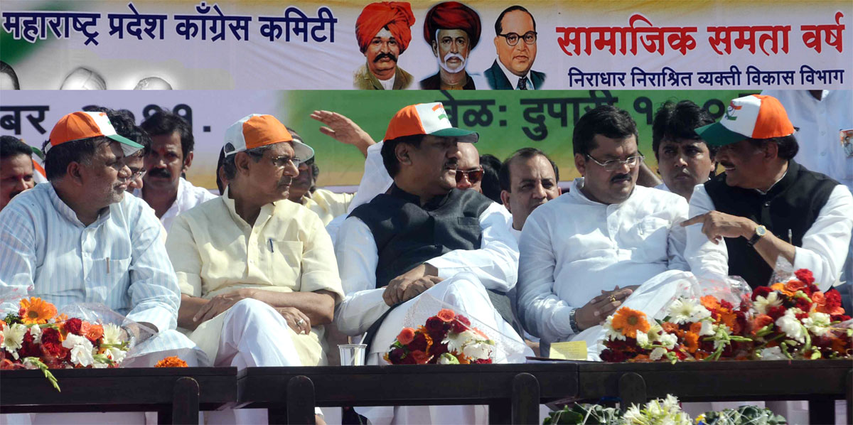 CHIEF MINISTER PRITHVIRAJ CHAVAN ,MPCC OBSERVER MOHAN PRAKASH ,MRCC PRESIDENT KRIPASHANKAR SINGH AT CHUNA BHATTI DURBAL GHATAK MELAVA.