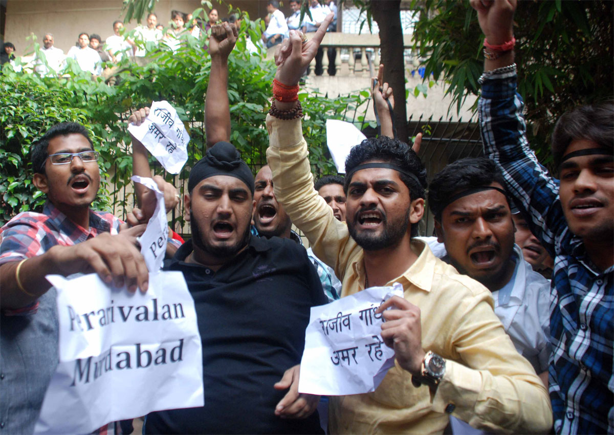 NSUI MUMBAI PROTEST AGAINST THE AUTOBIOGRAPHY OF RAJIV GANDHI MURDERER PERIVALIAN "THE DENIED JUSTICE" AT MUMBAI PRESS CLUB.
