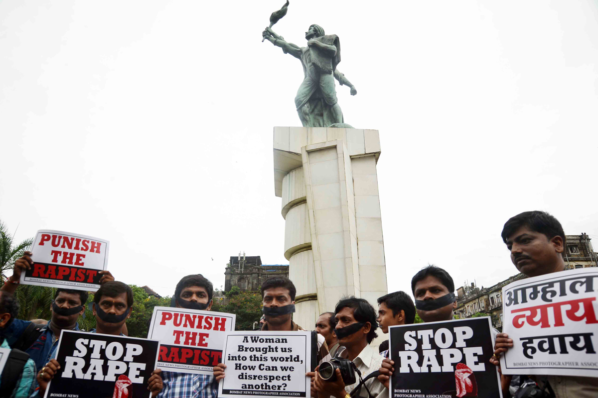 Mumbai Media Protest...! Condemns The Gangrape Of Lady Photographer In Mumabai.