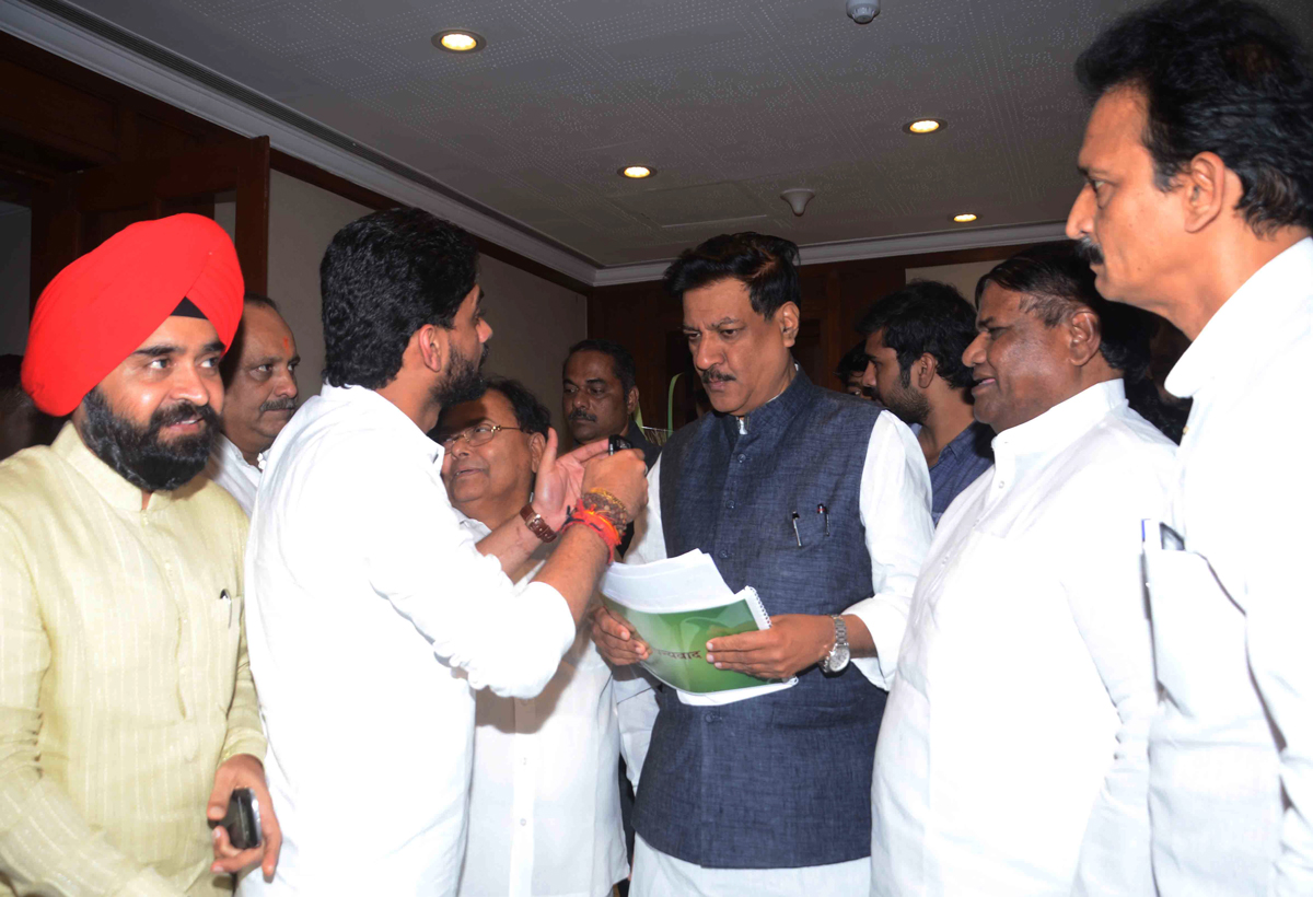 NSUI MUMBAI PRADESH PRESIDENT SURAJSINGH THAKUR IN PRESENCE OF MUMBAI CONGRESS PRESIDENT JANARDAN CHANDURKAR MET CHIEF MINISTER PRITHVIRAJ CHAVAN WITH DELEGATION.
