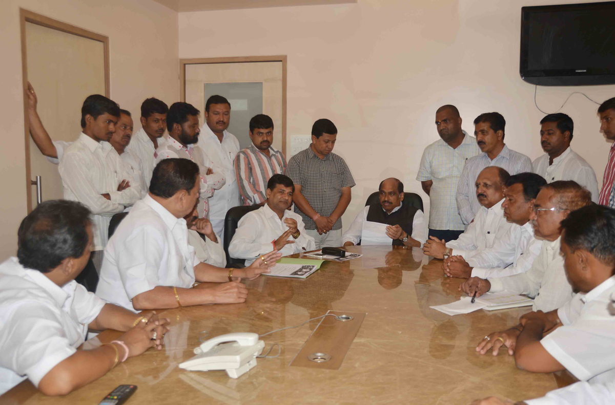 MLA VINAYAKRAO METE MEETS MPCC PRESIDENT MANIKRAO THAKRE ON MARATHA AARAKSHAN ISSUE AT GANDHI BHAVAN.