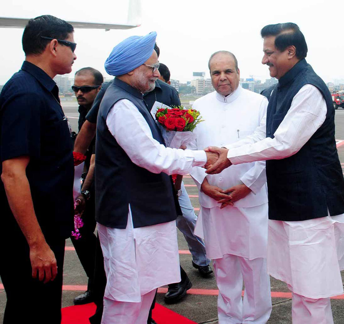 PRIME MINISTER DR.MANMOHAN SINGH VISITED MUMBAI WELCOMED BY GOVERNOR K. SHANKARNARAYANAN ,CHIEF MINISTER PRITHVIRAJ CHAVAN AT CSI AIR PORT.
